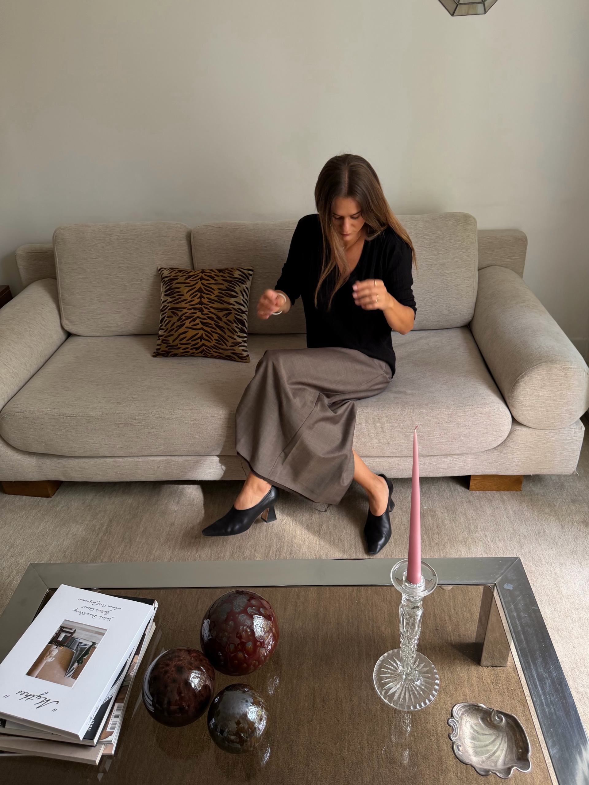 An image of @annelauremais wearing heeled ballet pumps with a pencil skirt and V-neck jumper.