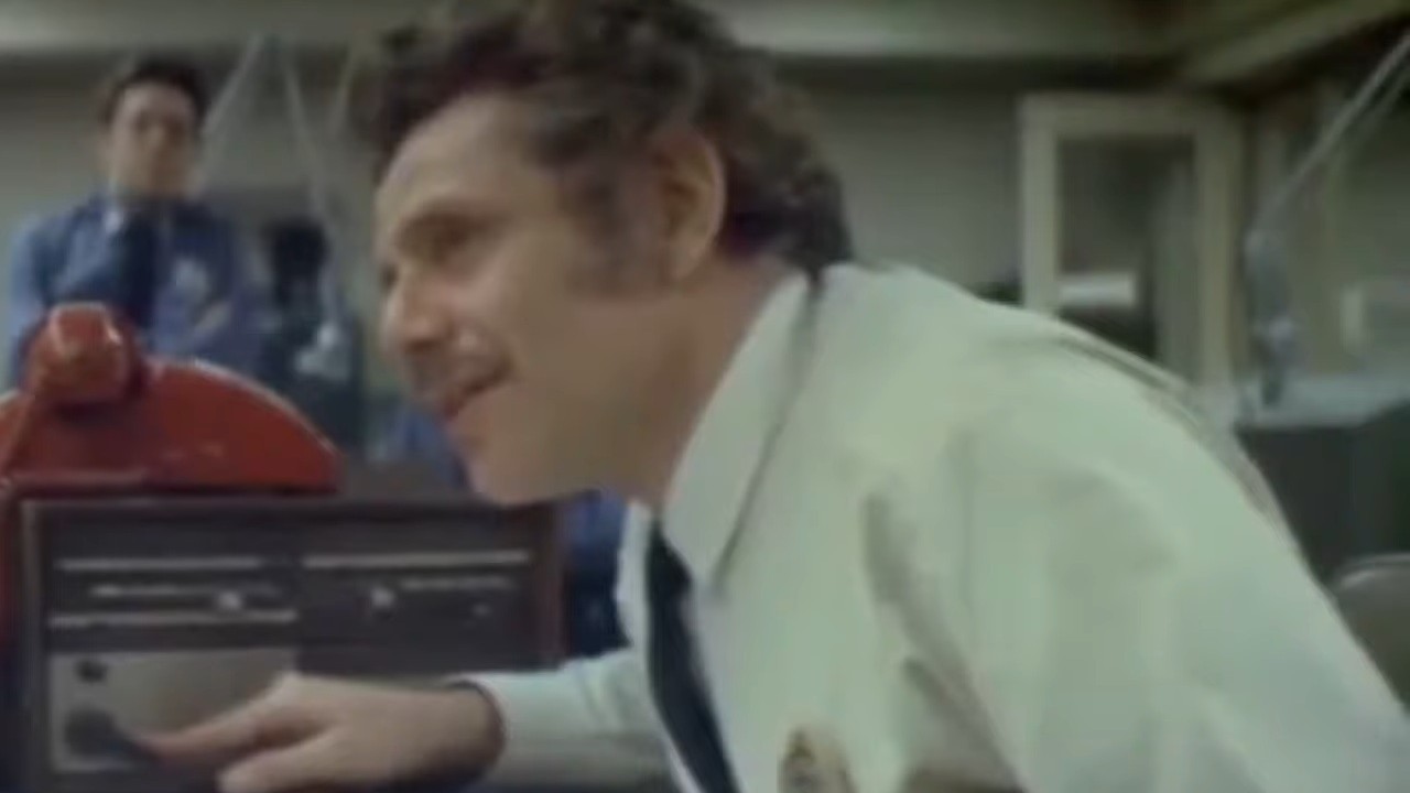 『テイキング・オブ・ペルハム・ワン・ツー・スリー』でラジオを聴くジェリー・スティラー