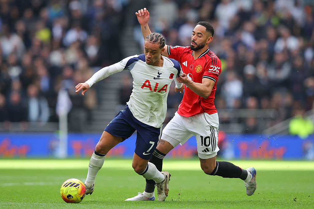 LONDON, ENGLAND - NOVEMBER 08: Xavi Simons of Tottenham Hotspur battles for possession with Matheus Cunha of Manchester United during the Premier League match between Tottenham Hotspur and Manchester United at Tottenham Hotspur Stadium on November 08, 2025 in London, England. (Photo by James Gill - Danehouse/Getty Images)