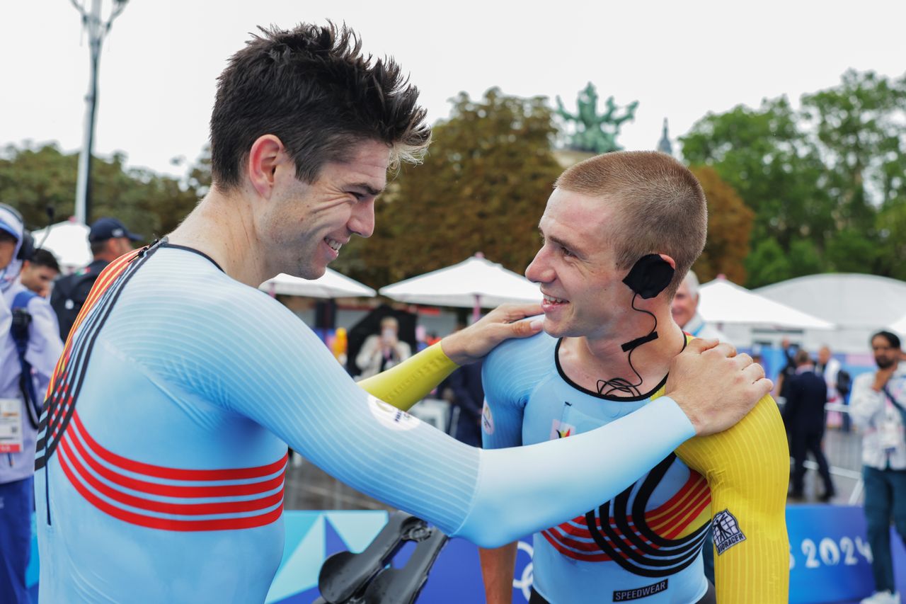 Wout van Aert congratulates Remco Evenepoel after the pair bookended the time trial podium in Paris