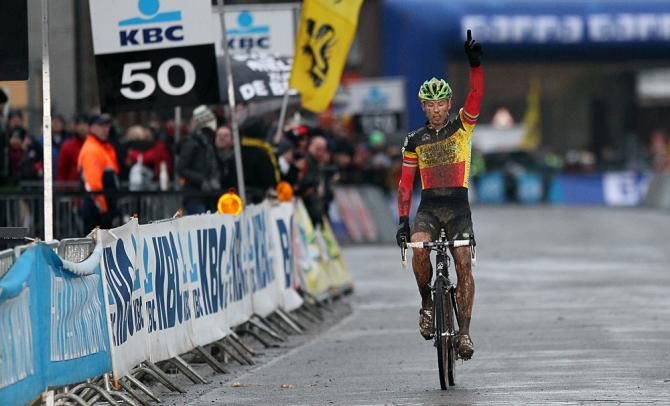 Sven Nys (Landbouwkrediet-Euphony) topped Niels Albert (BKCP-Powerplus) in the Vlaamse Druivenveldrit