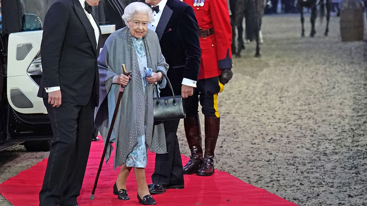 Queen arrives at Royal Windsor Horse Show with Prince Philip&#039;s stalking stick