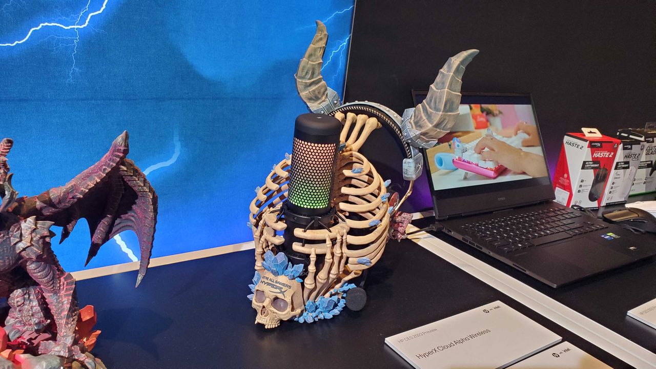 skull mic holder