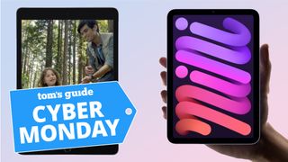 Deux iPad minis avec le badge Cyber ​​Monday