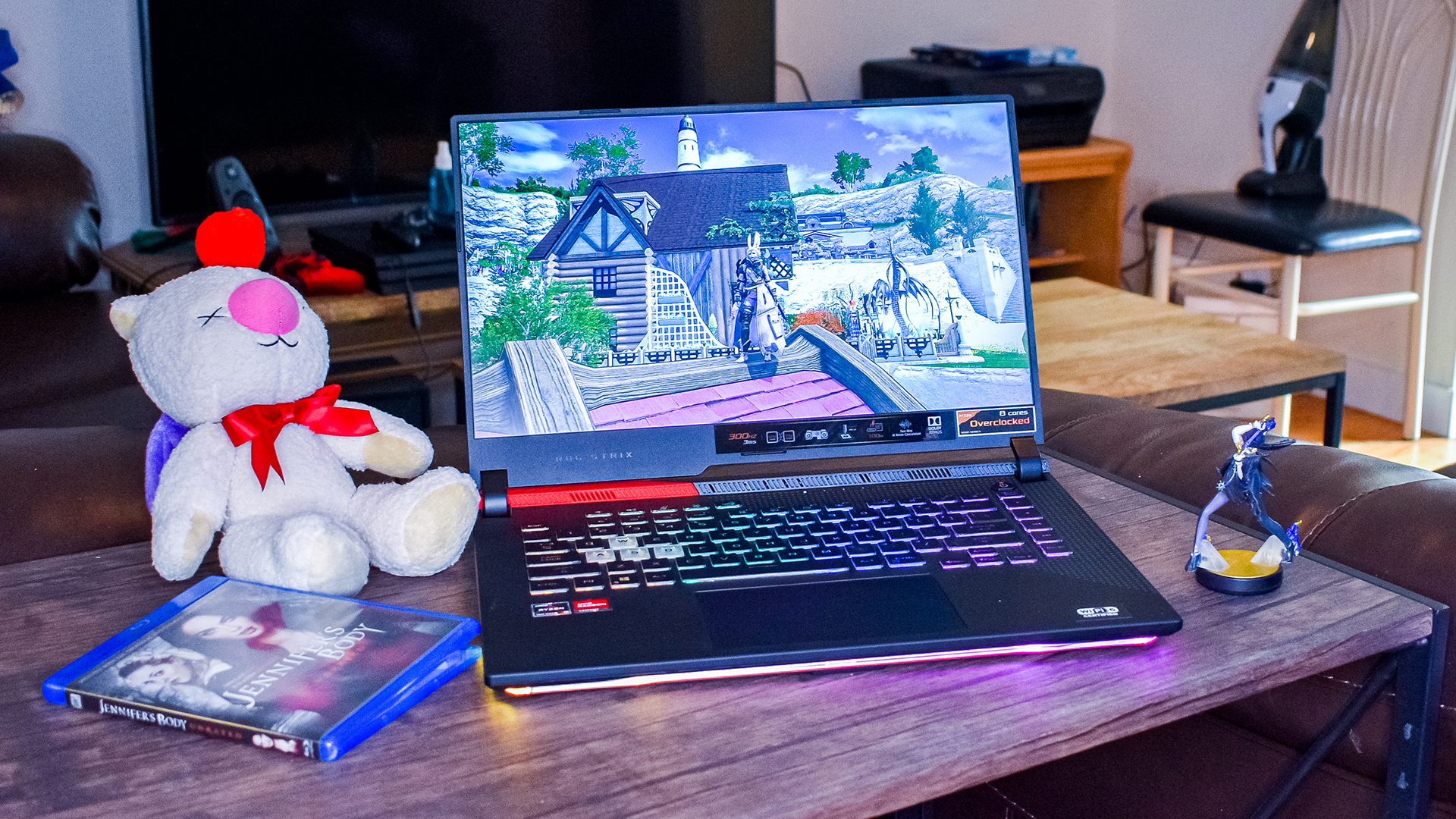 En gaming-laptop av typen Asus ROG Strix G15 står åpen på et skrivebord.