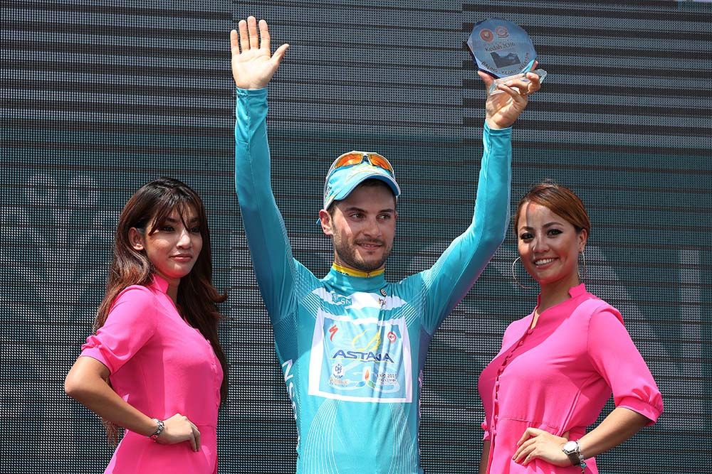 Andrea Guardini (Astana) in the blue jersey