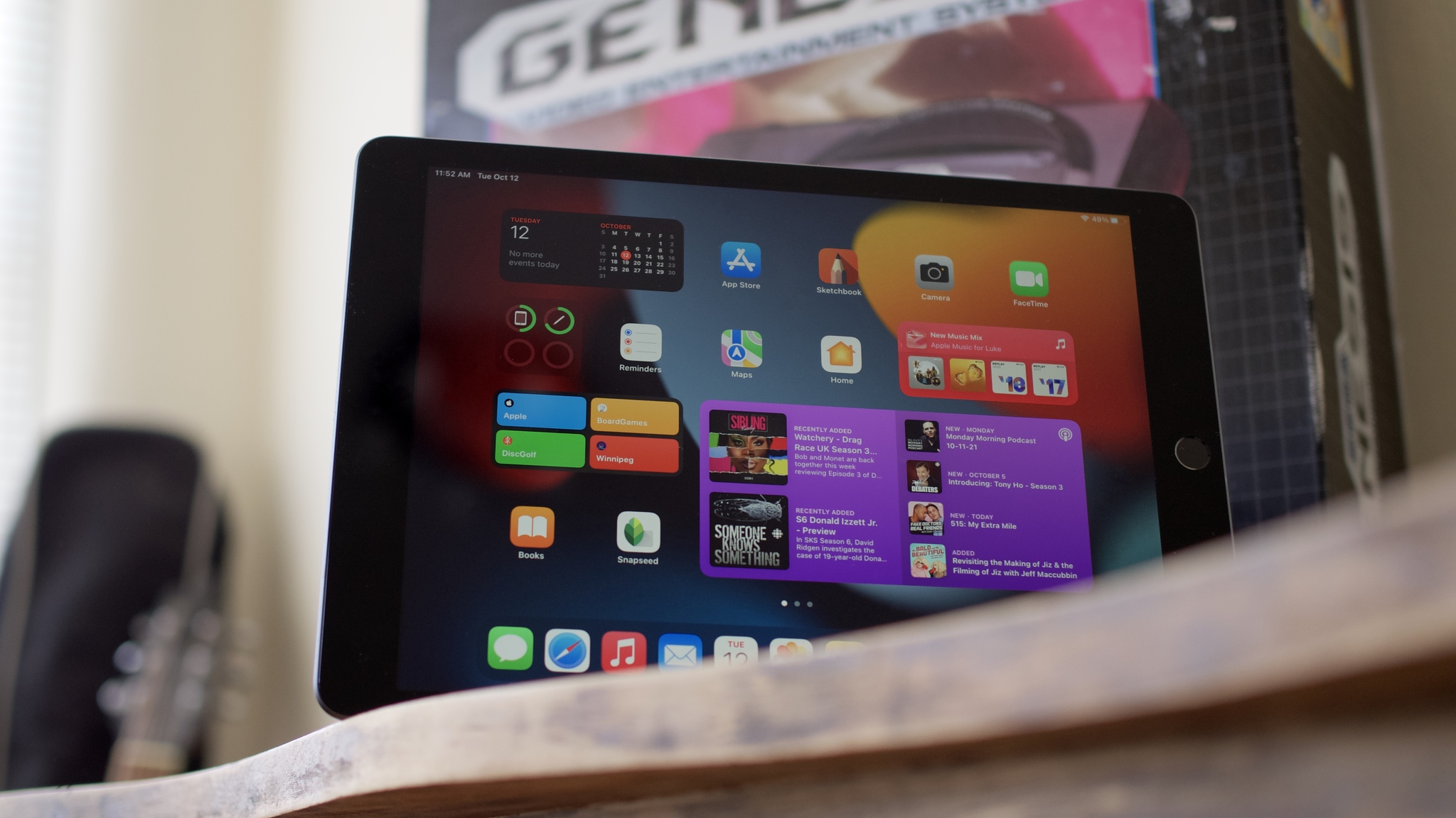 iPad generasi ke-9 tergeletak di atas meja