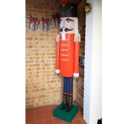 See how impressive 7ft Christmas Nutcracker decoration was free to make ...