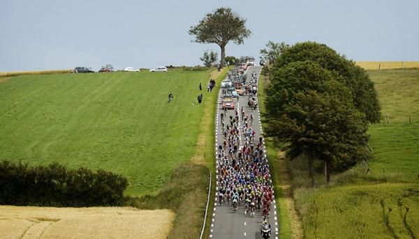 The peloton during stage 3