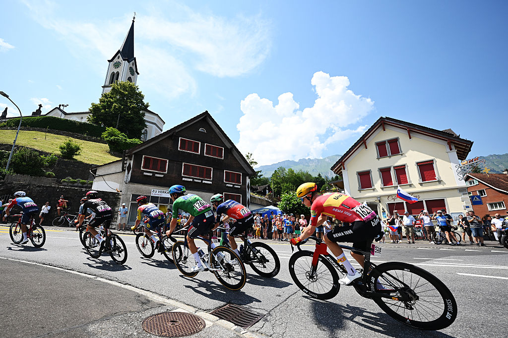BAD RAGAZ, SUÍÇA - 19 DE JUNHO: (LR) Louis Vervaecke da Bélgica e Team Soudal Quick-Step - Green Mountain Jersey, Sander De Pestel da Bélgica e Team Decathlon CMA CGM e Simon Dalby da Dinamarca e Team Uno-X Mobility competem no intervalo durante o 89º Tour de Suisse 2026, etapa 3 da etapa Bad Ragaz a Bad Ragaz de 157,4 km / #UCIWT / 19 de junho de 2026 em Bad Ragaz, Suíça. (Foto de Tim de Waele/Getty Images)