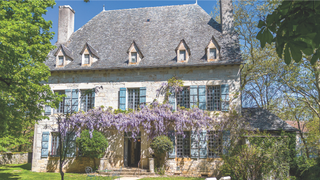 Bourgeois-style property surrounded by meadows