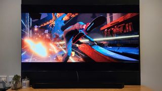 En scene fra Spider-Man: Into the Spider-Verse på Samsung QN900B Neo QLED 8K TV på et tv-bord af træ