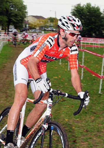Geoff Kabush (Team Maxxis-Rocky Mountain) chasing Page.