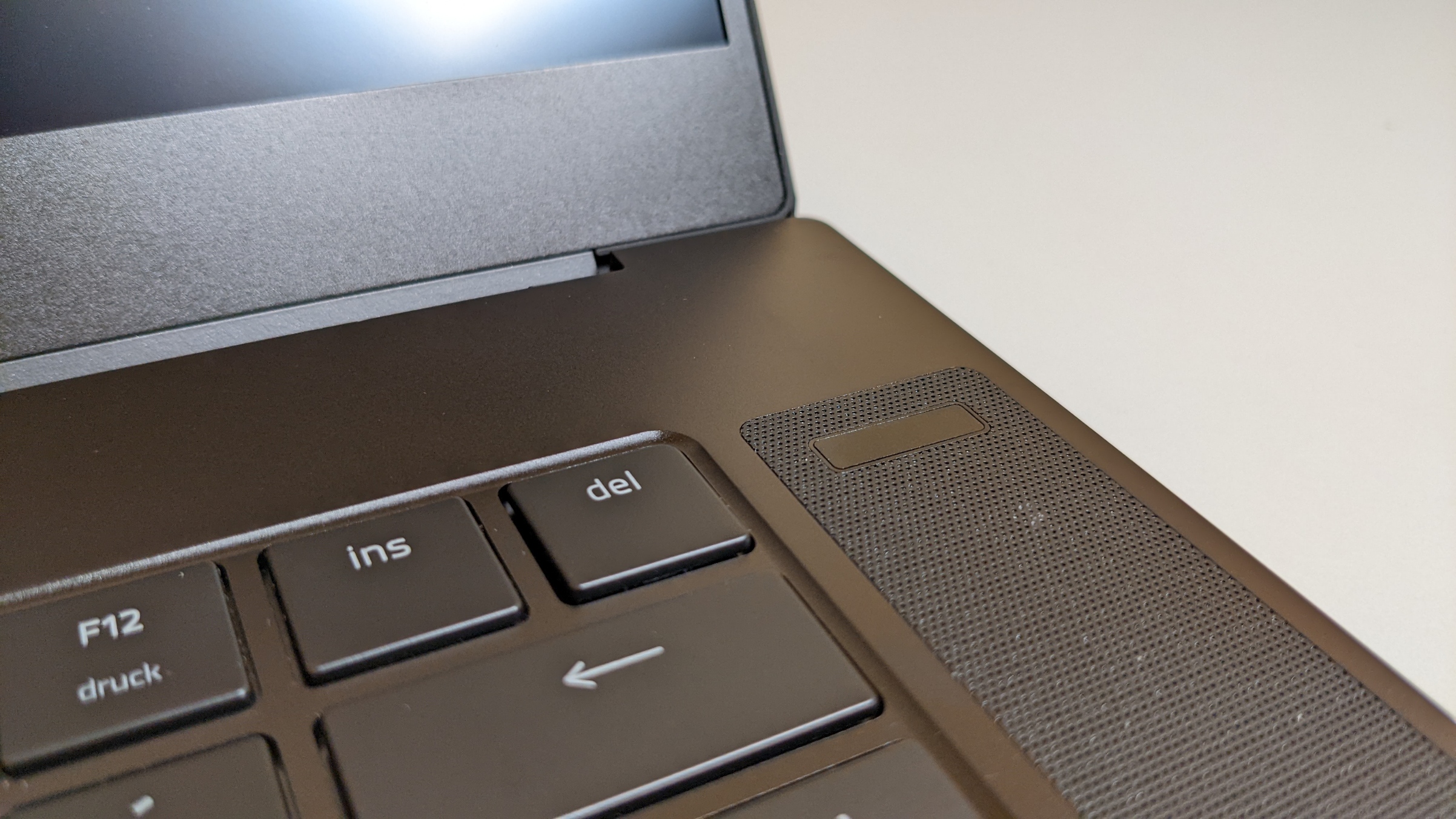 Nahaufnahme des rechten Lautsprechers des Razer Blade 15 Advanced mit versenkter Power-Taste