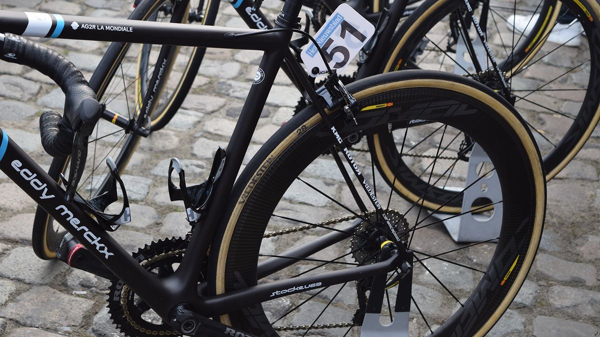 Interestingly, Oliver Naesen runs 28mm tyres on the rear and 26mm on the front
