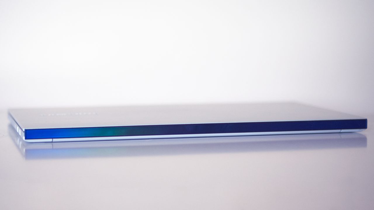 Samsung Galaxy Book Ion - spine