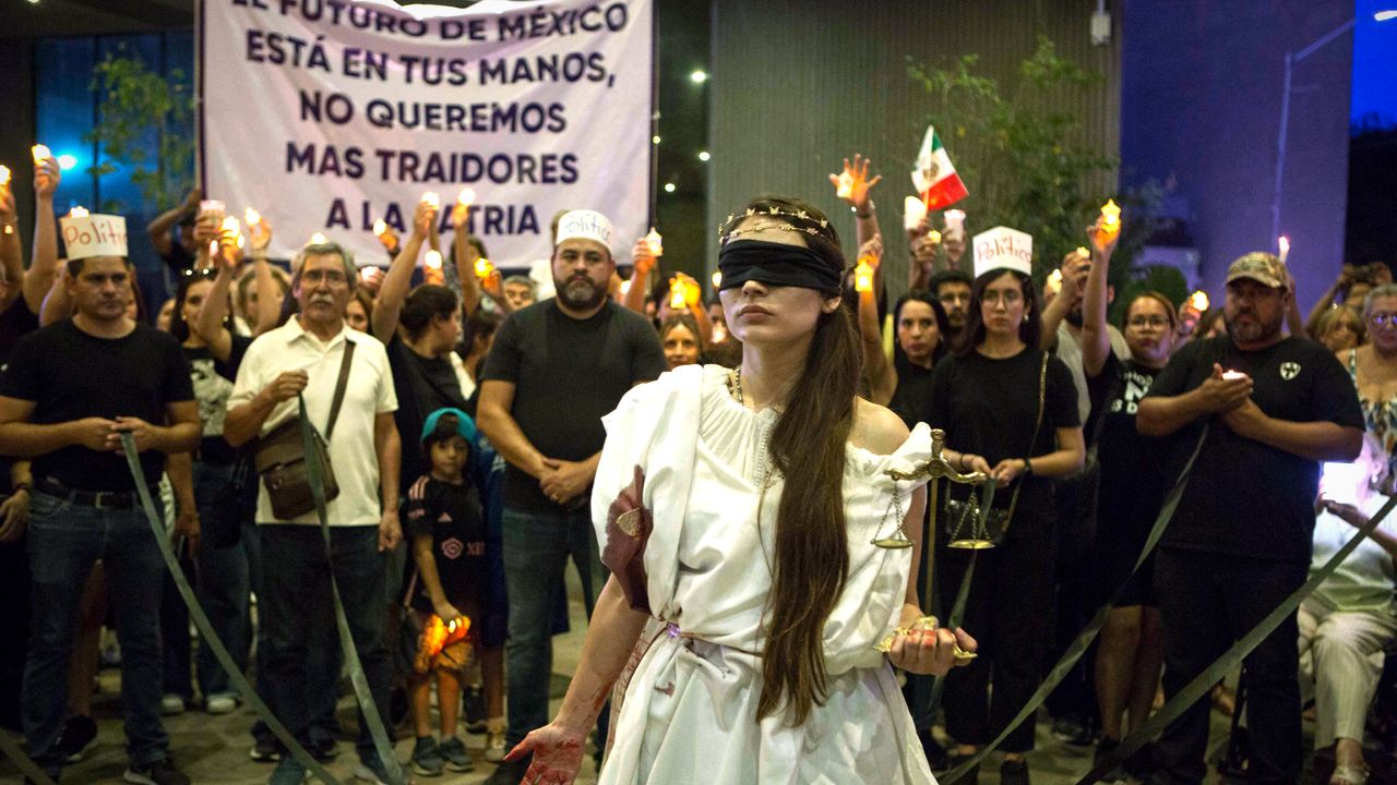 Mexican judicial workers protest overhaul of judicial system