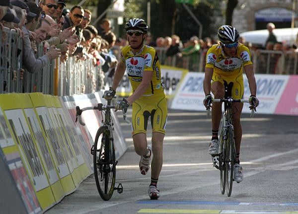 Riccardo Ricc&ograve; (Saunier Duval-Scott) walks his bike.