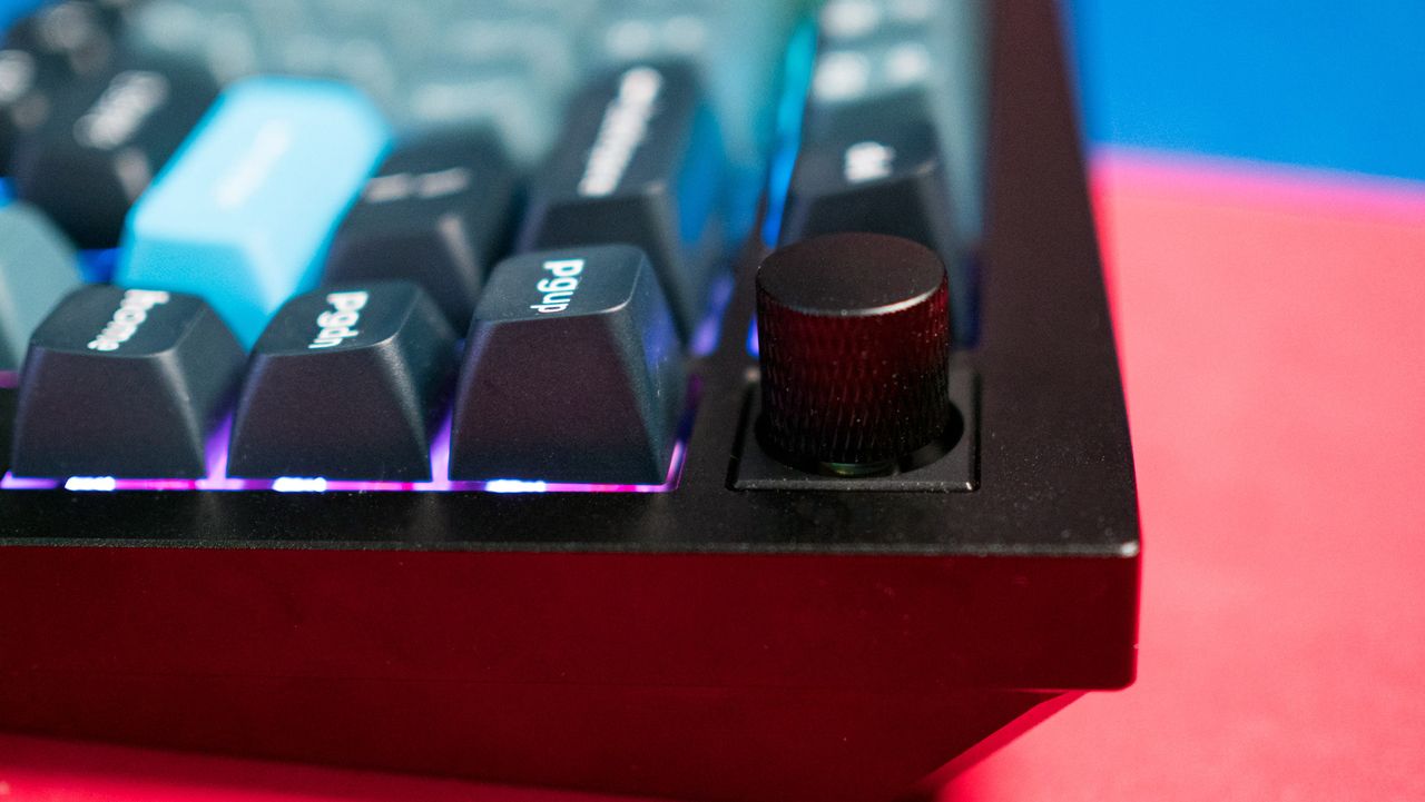Close view of the Keychron Q1 Pro's volume knob