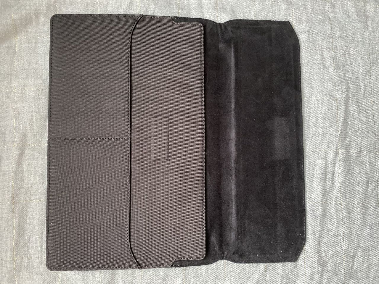 Ekster Laptop Sleeve Render