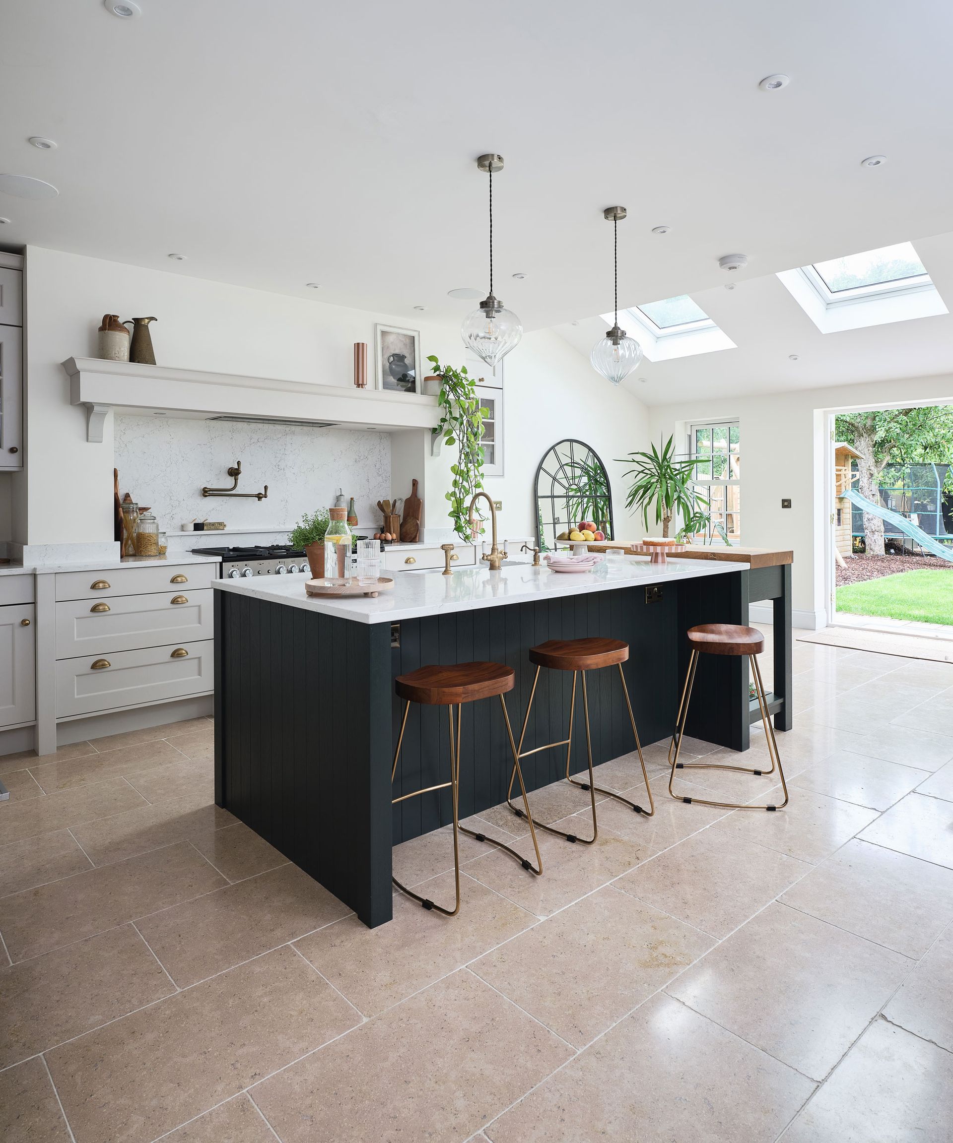 Rumah tahun 1930-an direnovasi dan diperluas untuk menciptakan rumah keluarga yang bergaya