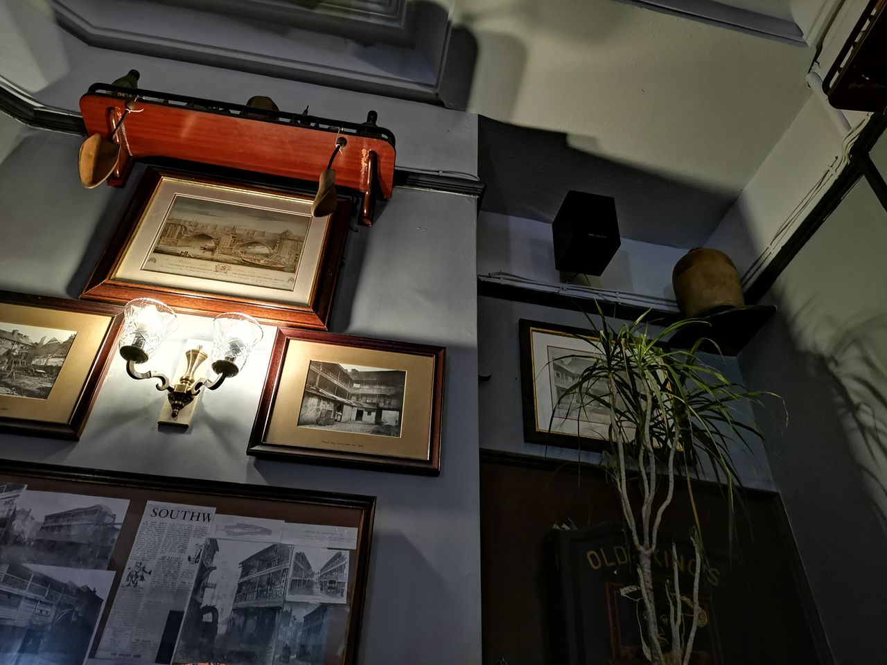 Use the long exposure night mode and the level of fine detail dips just slightly, but check out how much more highlight detail is rendered around the light fixture.