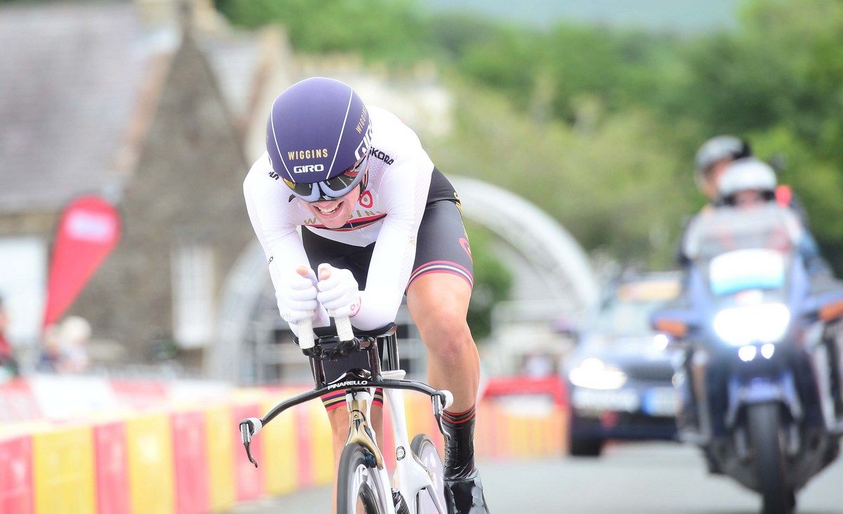 Scott Davies (Team Wiggins) pushes it to the line