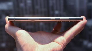 Samsung Galaxy S24 Ultra hålls upp av en hand och visas upp från sidan.