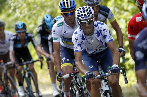 Alejandro Valverde (Movistar) leads the group of favourites
