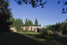 Dyde House by Arthur Erickson exterior between trees