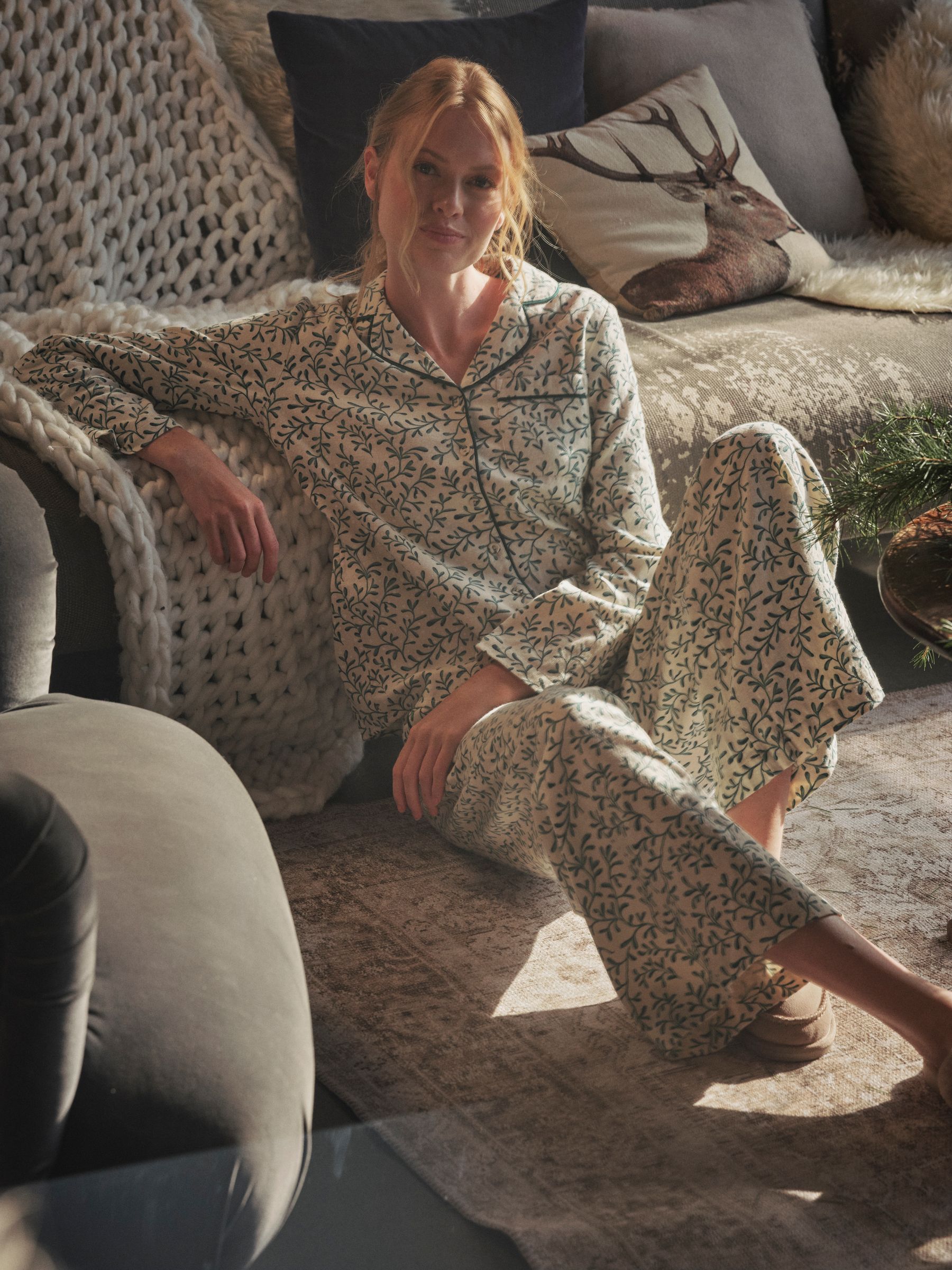 Oatmeal Mistletoe Pyjama Set