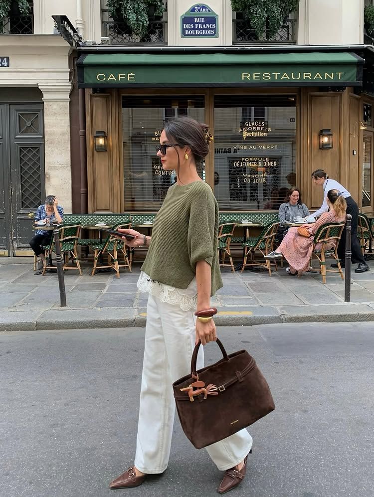 @leasy_inparis wears a green jumper with ecru jeans and brown accessories
