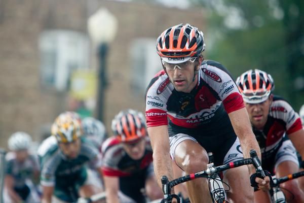 Roman Kilun (OUCH pb Maxxis) leads a chase.