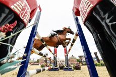 Tony Pearson and Fanta-Astic win the 1.15m speed class on day two of the London GCT