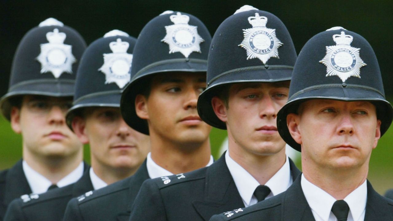 Met police officers stand to attention for the service&amp;#039;s 175th Anniversary in 2004