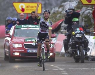 Juan Jos&eacute; Cobo (Geox-TMC) wins stage 15 atop the Angliru and moves into the overall lead.