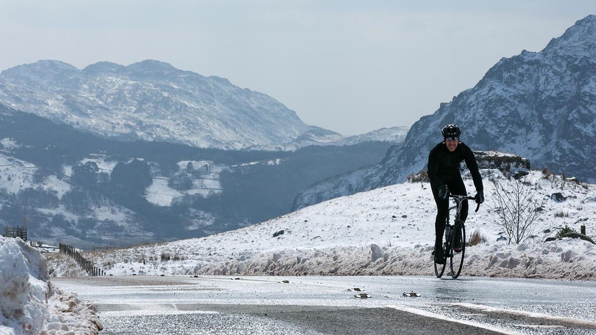 A road rider riding the Rapha Festive 500 in the snow