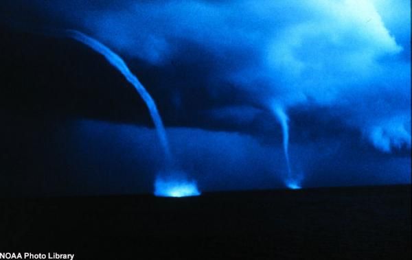 waterspout-bahamas-101006-02