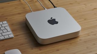 Apple Mac mini (M1, 2020) på en bordplate av tre.