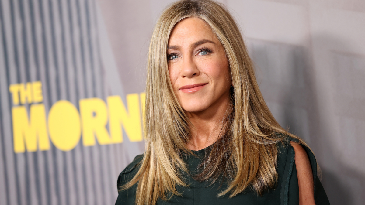 Jennifer Aniston's Garden Lighting Trick Is Perfect For Cozy Season – And You Can Copy It For $50