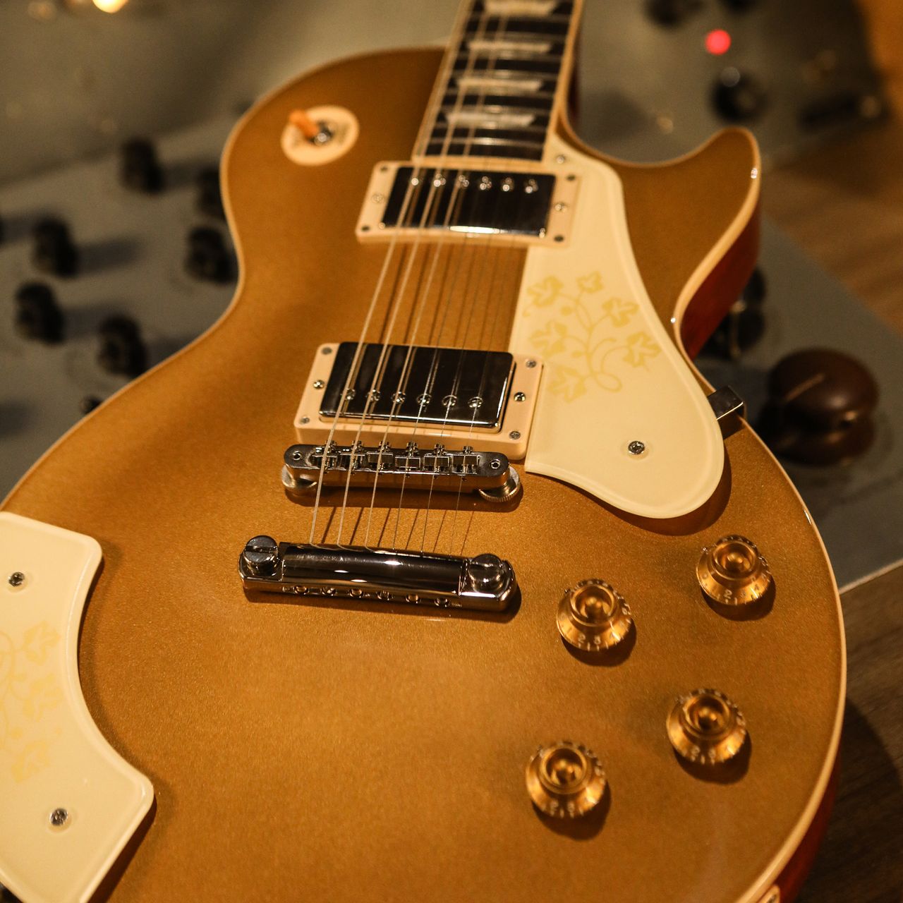 Photos showing details of the Gibson Mary Ford Les Paul Standard