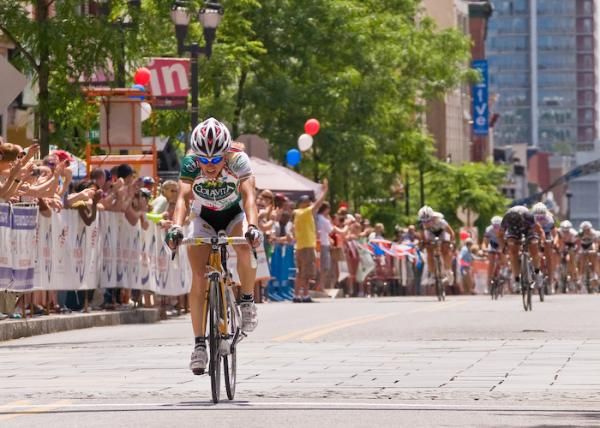 Kristin Sanders (Colavita Forno D'asolo) wins the women's race.