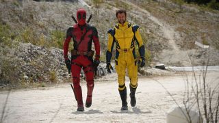 Deadpool y Lobezno recorren un camino de tierra con sus trajes clásicos de los cómics en Deadpool 3