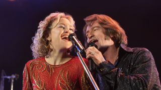 Hugh Jackman and Kate Hudson singing in Song Sung Blue