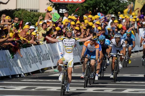 Mark Cavendish (Team Columbia-HTC) wins the Tour's first road stage ahead of Tyler Farrar (Garmin-Slipstream).