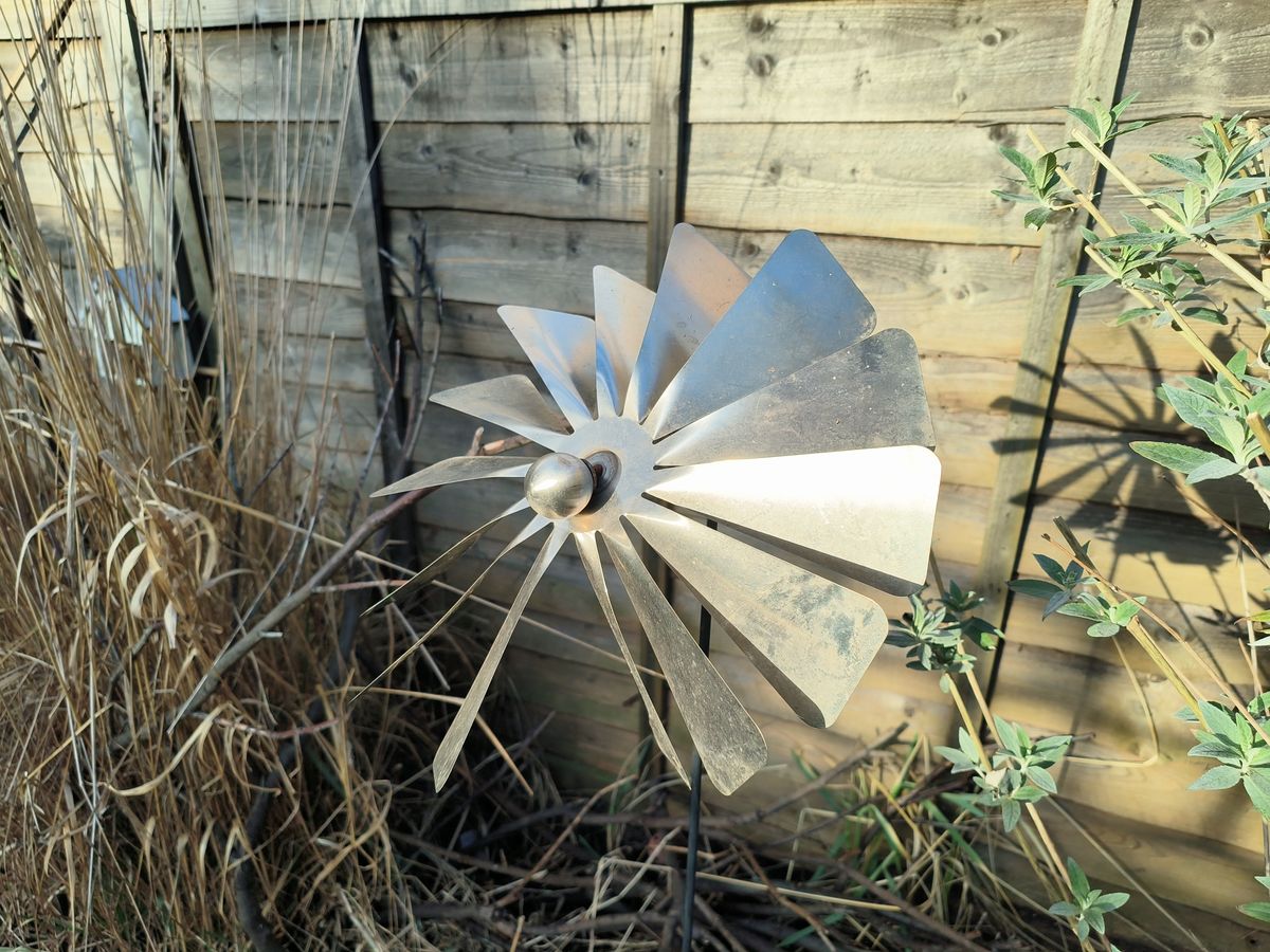 Oppo Find N2 Flip camera sample natural light windmill
