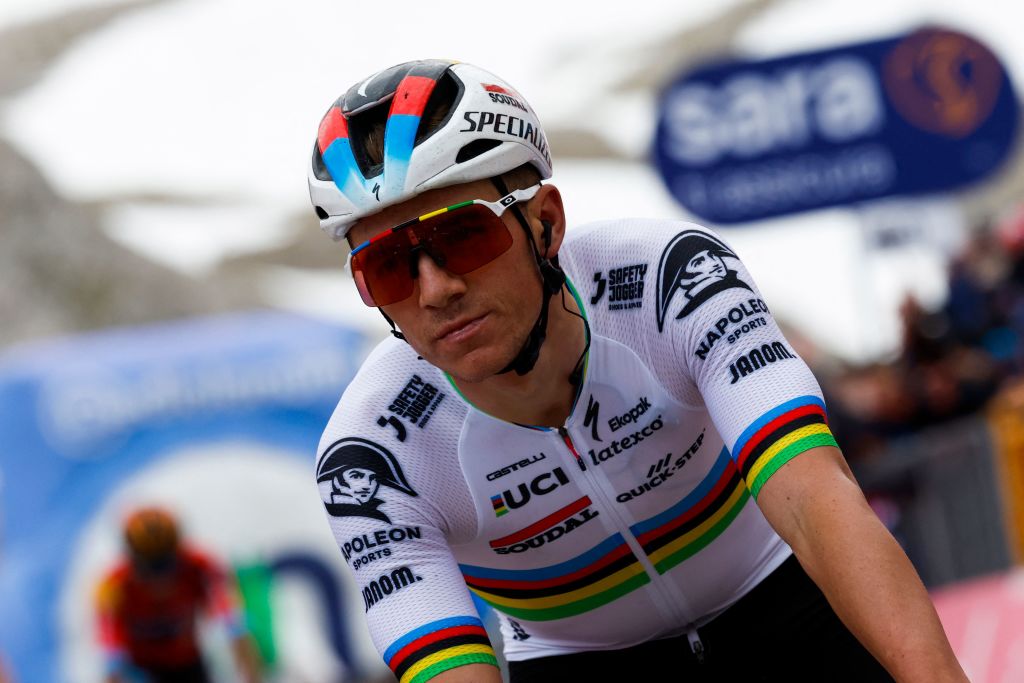 Demasiado pronto para hablar de Remco Evenepoel en el Tour de Francia, dice Lefevere