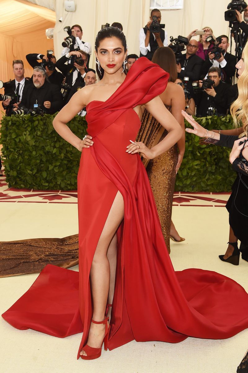 Fashion model, Red carpet, Shoulder, Carpet, Dress, Hair, Clothing, Gown, Flooring, Red,