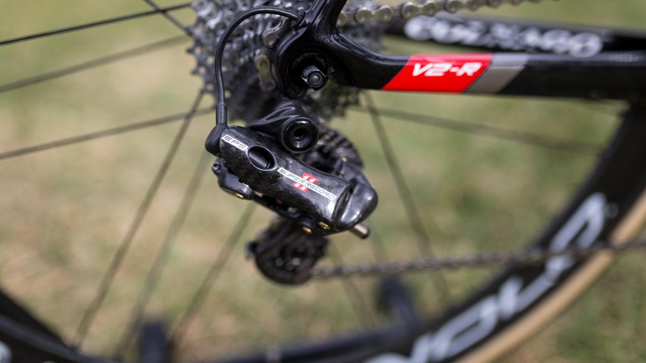 The electronic derailleurs from Campagnolo have a lacquered carbon finish