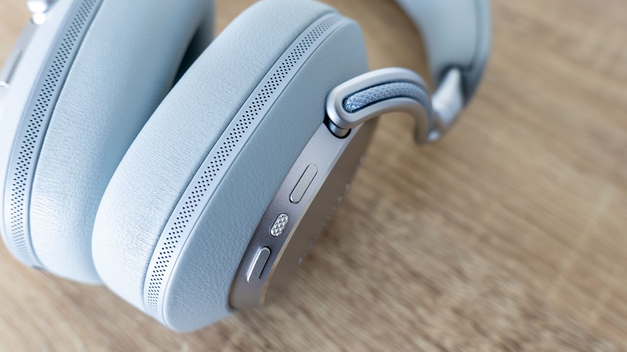 Bowers &amp; Wilkins Px8 S2 in Pearl Blue